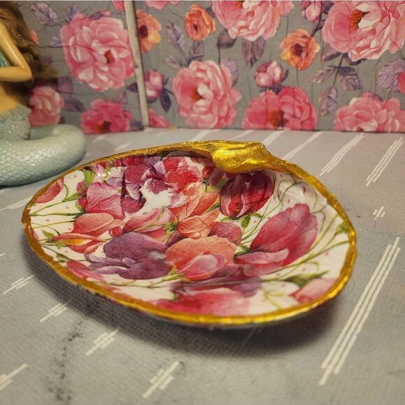 DECOUPAGE CLAM SHELL DECOUPAGE PINK FLOWERS ON A CLAM SHELL TRINKET DISH - Picture 7 of 10